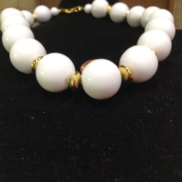 Napier beautiful white beaded with gold tone necklace. - Picture 6 of 6